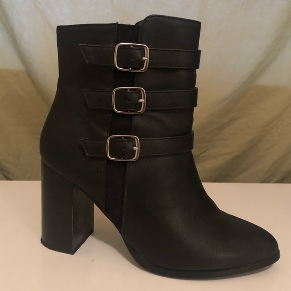 Forever 21 Black chunky heel ankle boot with buckles - Picture 2 of 7